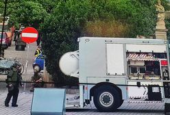 "Bardzo poważna sytuacja". Ewakuacja na Krakowskim Przedmieściu
