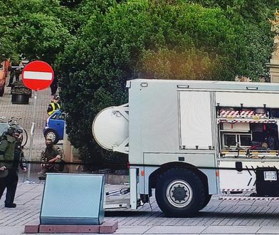 "Bardzo poważna sytuacja". Ewakuacja na Krakowskim Przedmieściu