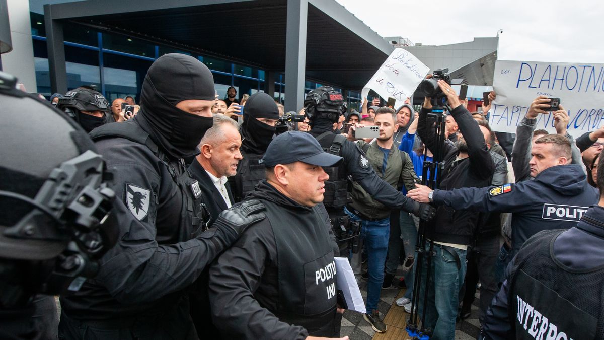 Policemen escort Moldova's fugitive oligarch Vlad Plahotniuc (C) after his extradition from Greece upon arrival at Chisinau International Airport, Moldova, 25 September 2025. The former politician and businessman Plahotniuc is facing charges over a fraud case worth one billion US dollars. EPA/DUMITRU DORU Dostawca: PAP/EPA.