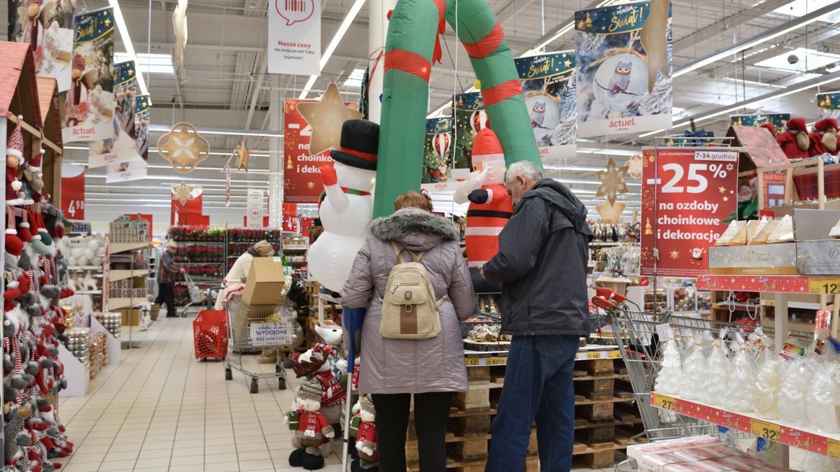 Bo?e Narodzenie w sklepach
Fot. Bartlomiej Magierowski/East News. Wroclaw 7.12.2022. Przedswiateczne zakupy w hipermarkecie Auchan we Wroclawiu. N/z: regaly z ozdobami swiatecznymi, bombkami, dekoracjami i lampkami.
Bartlomiej Magierowski