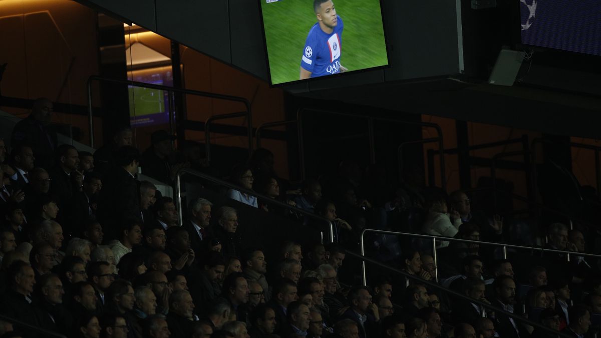 Paris Saint Germain's Kylian Mbappe leaves the pitch after being injured during the UEFA Champions League group H soccer match between Paris Saint-Germain (PSG) and SL Benfica in Paris, France, 11 October 2022. EPA/YOAN VALAT Dostawca: PAP/EPA.