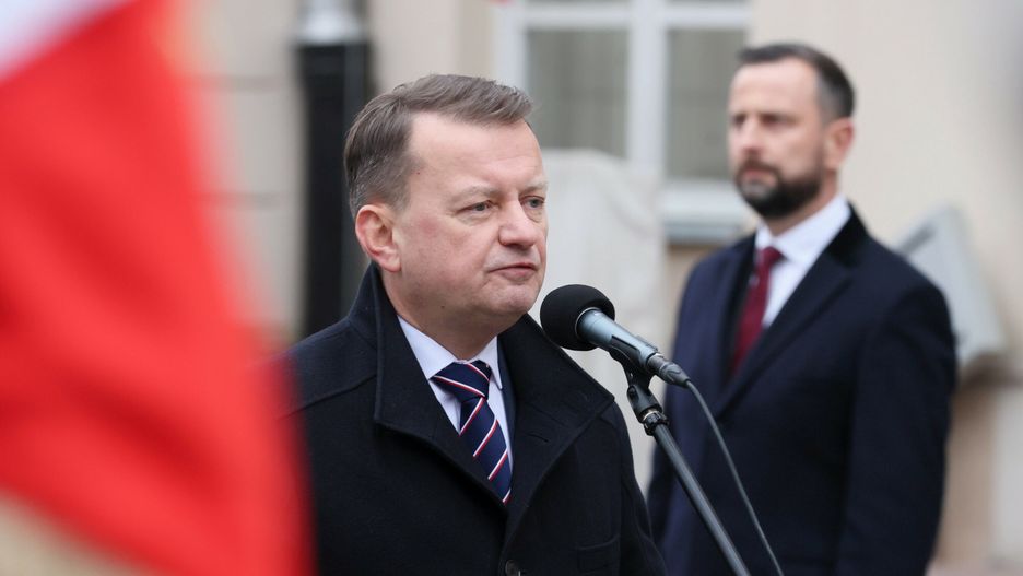 Błaszczak wbija szpilę Kosiniakowi. Pisze o "politruku z PO"