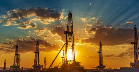 Ceny ropy poniżej kluczowej granicy. Kraje OPEC+ interweniują
