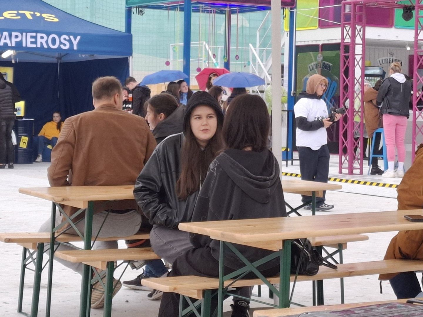 Tłumy studentów bawią się podczas Juwenaliów Krakowskich w Strefie Plaża AGH. Na scenie pojawili się kolejno: Pull The Wire, Kinny Zimmer, Tribbs, Wojtek Szumański oraz Bracia Figo Fagot