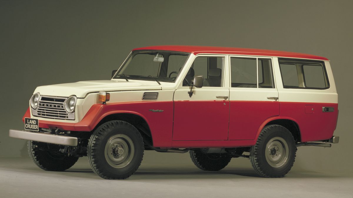 Land Cruiser J5 nie był pierwszym z nadwoziem typu Station Wagon, czyli całkowicie zamkniętym, blaszanym. Już seria J4, a konkretnie model J45 V i LV były takimi autami, ale wyglądały mało zgrabnie. Idea Station Wagona była nieco inna. Miał być to przede wszystkim samochód przestronny i komfortowy, wyglądający dobrze, a nie jak zbudowane na siłę kombi na podwoziu traktora. Pierwszym takim prawdziwym Station Wagonem był właśnie Land Cruiser J5.