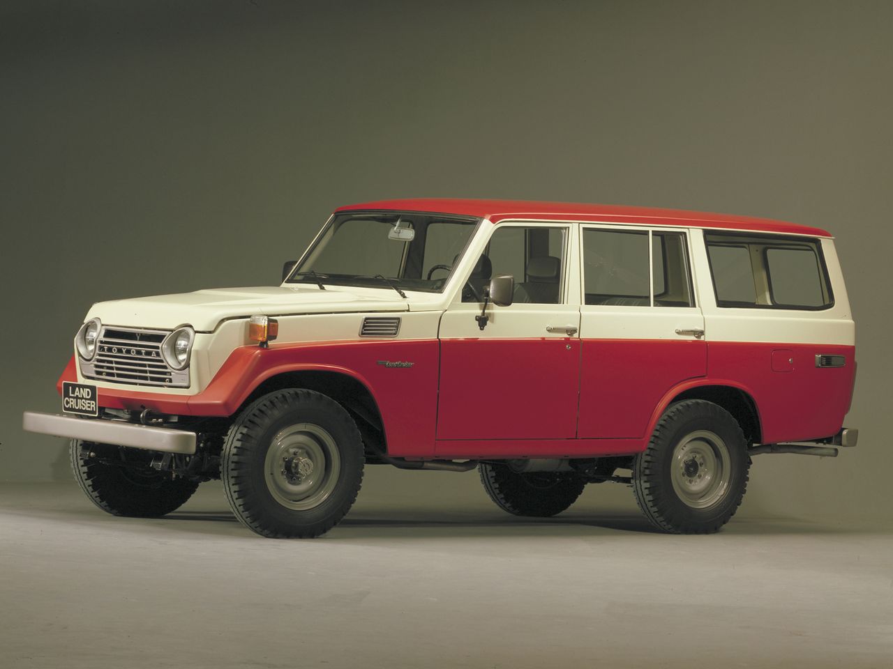 Land Cruiser J5 nie był pierwszym z nadwoziem typu Station Wagon, czyli całkowicie zamkniętym, blaszanym. Już seria J4, a konkretnie model J45 V i LV były takimi autami, ale wyglądały mało zgrabnie. Idea Station Wagona była nieco inna. Miał być to przede wszystkim samochód przestronny i komfortowy, wyglądający dobrze, a nie jak zbudowane na siłę kombi na podwoziu traktora. Pierwszym takim prawdziwym Station Wagonem był właśnie Land Cruiser J5.