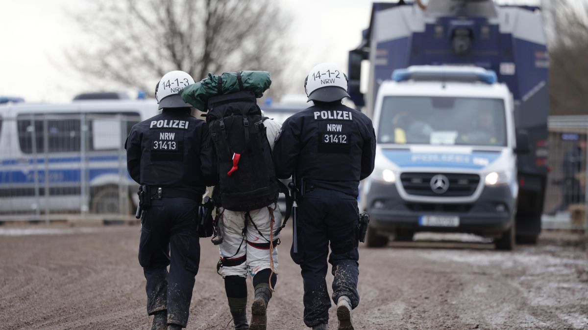 Niemiecka policja wyprowadza aktywistę z Luetzerath. Trwa spór o węgiel brunatny