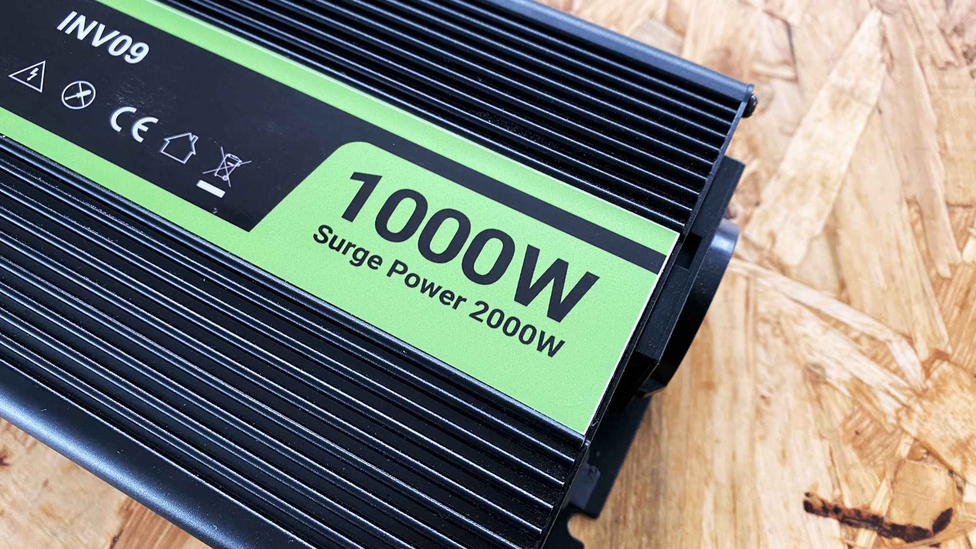 1000 W to moc, jaką przetwornica może dawać w sposób ciągły. 2000 W to moc, którą może dać przez chwilę