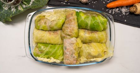 Zamiast w garnku, robię gołąbki inaczej. Smakiem zaskoczy nie tylko farsz