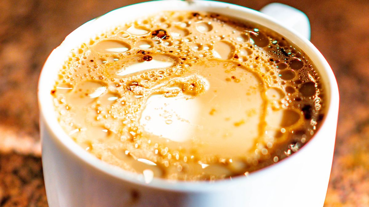 Kawa z tym dodatkiem doskonalne stawia na nogi