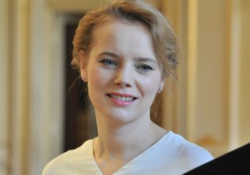 Występuje pod pseudonimem. Tak odcięła się od porównań do siostry