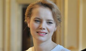 Występuje pod pseudonimem. Tak odcięła się od porównań do siostry