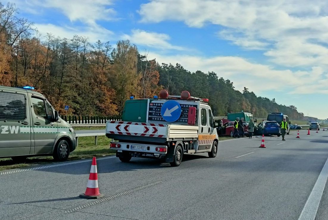 Skoda wjechała w bariery, peugeot zderzył się z hyundaiem. Auta wpadły w pojazdy żandarmerii wojskowej