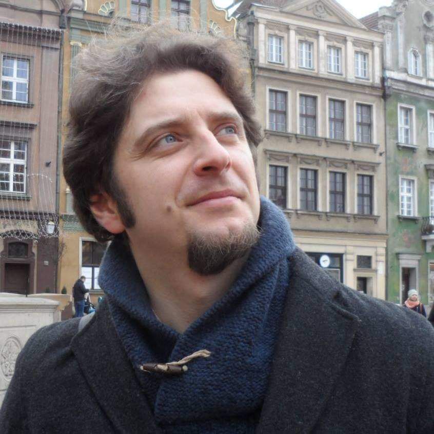 Marcin Malinowski pomaga ofiarom przemocy w Polsce