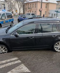 Pod samochodami zawaliła się jezdnia. Ruch został wstrzymany