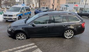 Pod samochodami zawaliła się jezdnia. Ruch został wstrzymany