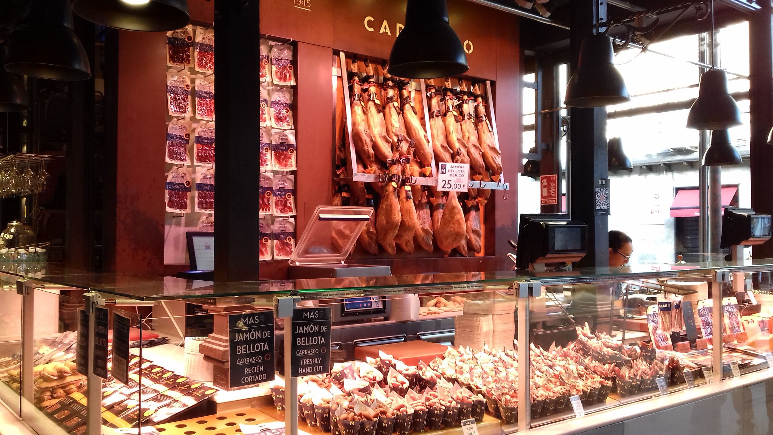 Mięsny kram na targu El Mercado de San Miguel