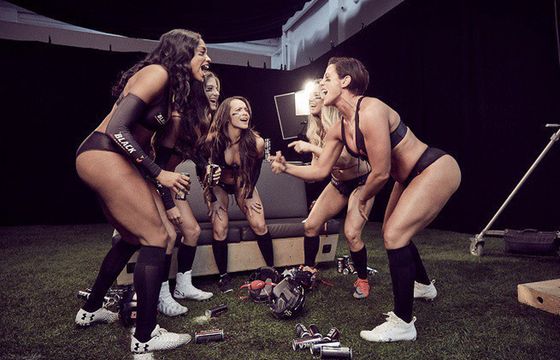 Zawodniczki Legends Football League w kampanii Black Energy Drink