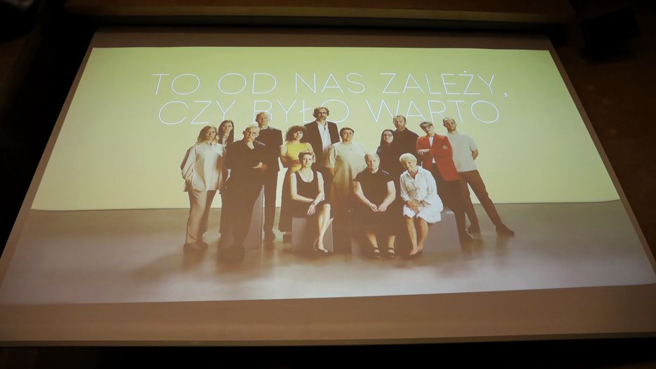 Warszawa. Prezentacja na temat projektu "Korzenie Pamięci" podczas konferencji prasowej w siedzibie Muzeum Powstania Warszawskiego 