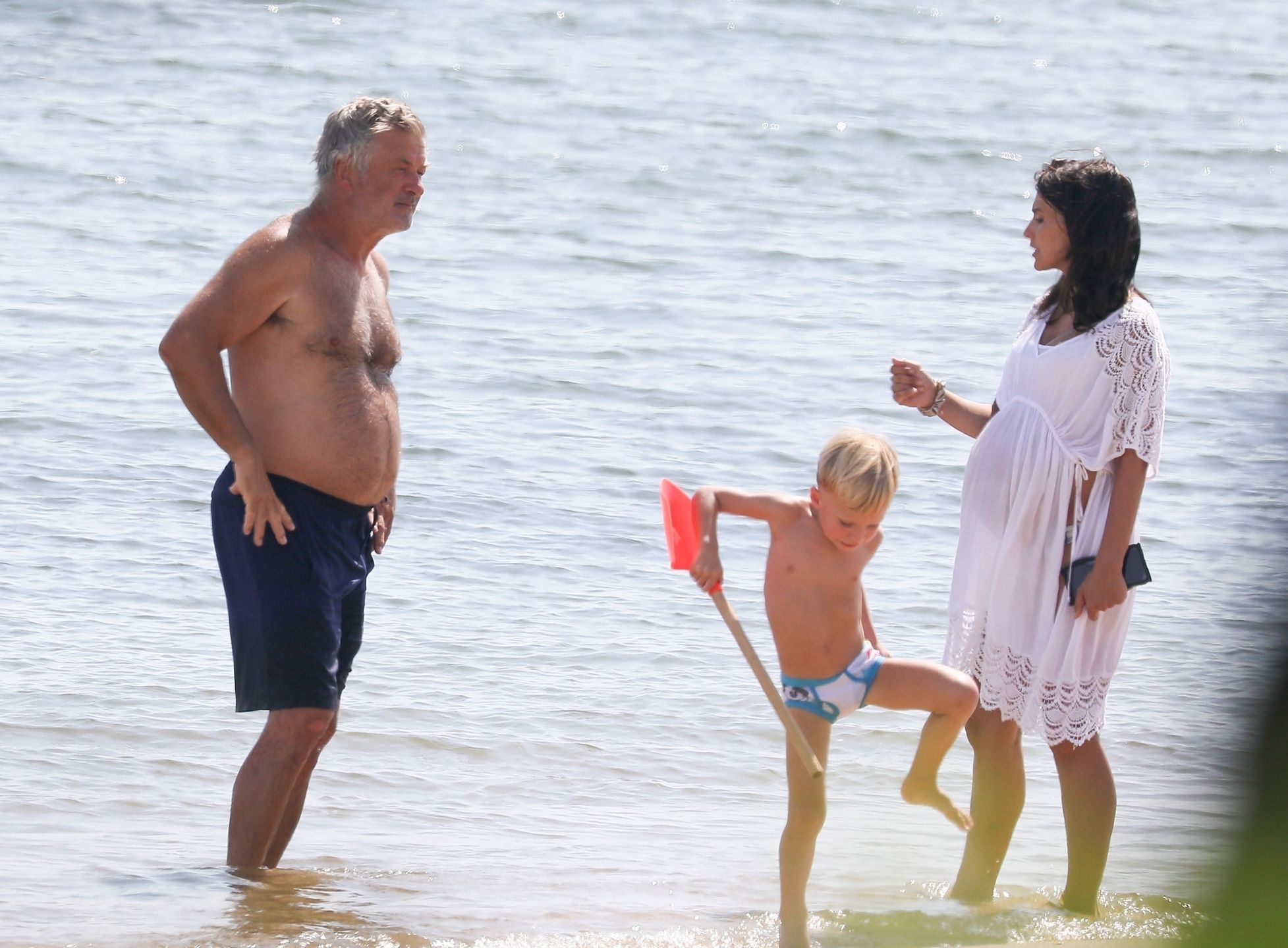 Alec Baldwin z rodziną na plaży