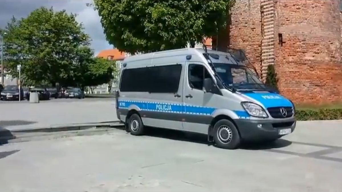 Policjanci z Gdańska uszkodzili radiowozem betonowe stopnie na schodach