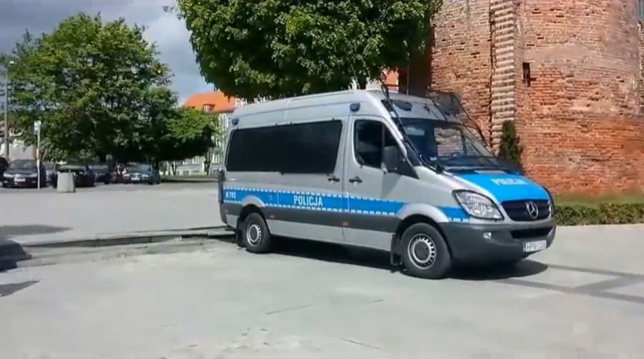 Policjanci z Gdańska uszkodzili radiowozem betonowe stopnie na schodach