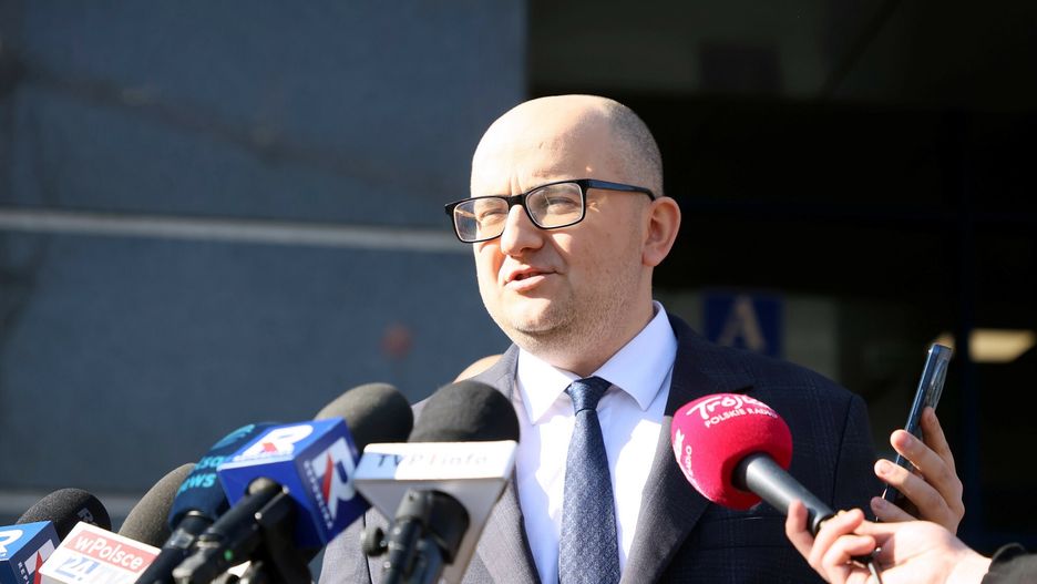 Dariusz Matecki przed Prokuratur? Krajow?
Fot. Adam Burakowski/East News, 06.03.2025. Warszawa. Posel PiS Dariusz Matecki przed siedziba Prokuratury Krajowej. Matecki wczoraj zrzekl sie immunitetu poselskiego. Prokratura chce przedstawic politykowi zarzuty w zwiazku ze sledztwem dot. nieprawidlowosci w Funduszu Sprawiedliwosci oraz jego zatrudnieniem w Lasach Panstwowych.
Adam Burakowski
