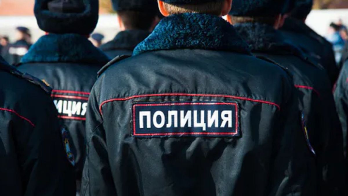 W Moskwie zatrzymano emeryta za napis na kurtce.