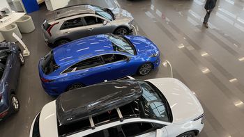 Rekordowy luty w salonach. Polacy kupują auta, omijają elektryki