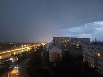 Burza w Łodzi. Pioruny nad miastem! Pierwsza wiosenna burza pojawiła się po godzinie 18