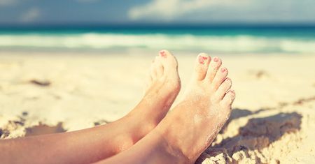 Niebezpieczne plażowanie. Zobacz, jakie bakterie kryją się w piasku