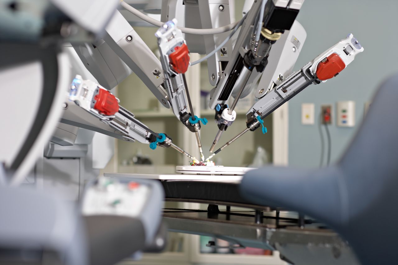 Lekarz z Rzeszowa zrobił 200 operacji robotem. Został wyróżniony
