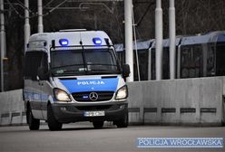 Wrocław. Policjanci przez okno wskoczyli do jadącego Mercedesa. Kierowca był nietrzeźwy