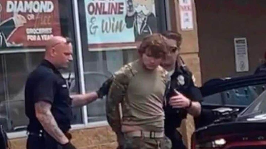 18-letni napastnik, który zastrzelił 10 osób i zranił trzy inne w supermarkecie w Buffalo w stanie Nowy Jork