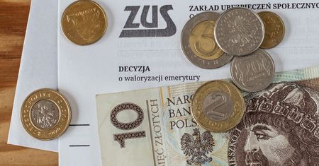 Emerytury wypłacane raz w roku. ZUS chce uporządkować ten problem