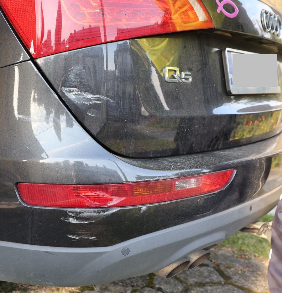 Pijany kierowca uszkodził zaparkowane auto