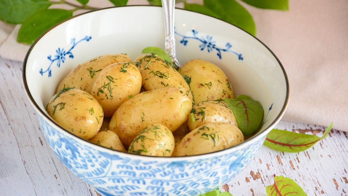 Kucharka zdradziła mi genialny trik na młode ziemniaczki. Już nie męczę się ze skrobaniem
