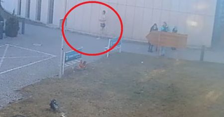 Półnagi rabuś okradł kobietę. Łup wręczył żonie na walentynki