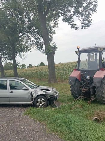 Wypadek w Budkowie. Volkswagen uderzył w ciągnik rolniczy. Dziecko trafiło do szpitala!