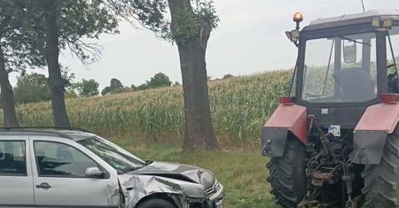 Wypadek w Budkowie. Volkswagen uderzył w ciągnik rolniczy. Dziecko trafiło do szpitala!
