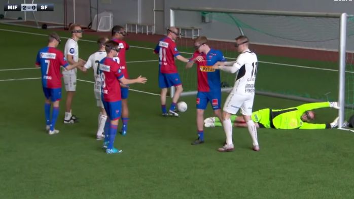 Film dnia. Sensible Soccer w rzeczywistości! Piłkarze widzą boisko z góry: jak wychodzi im gra w piłkę? 1