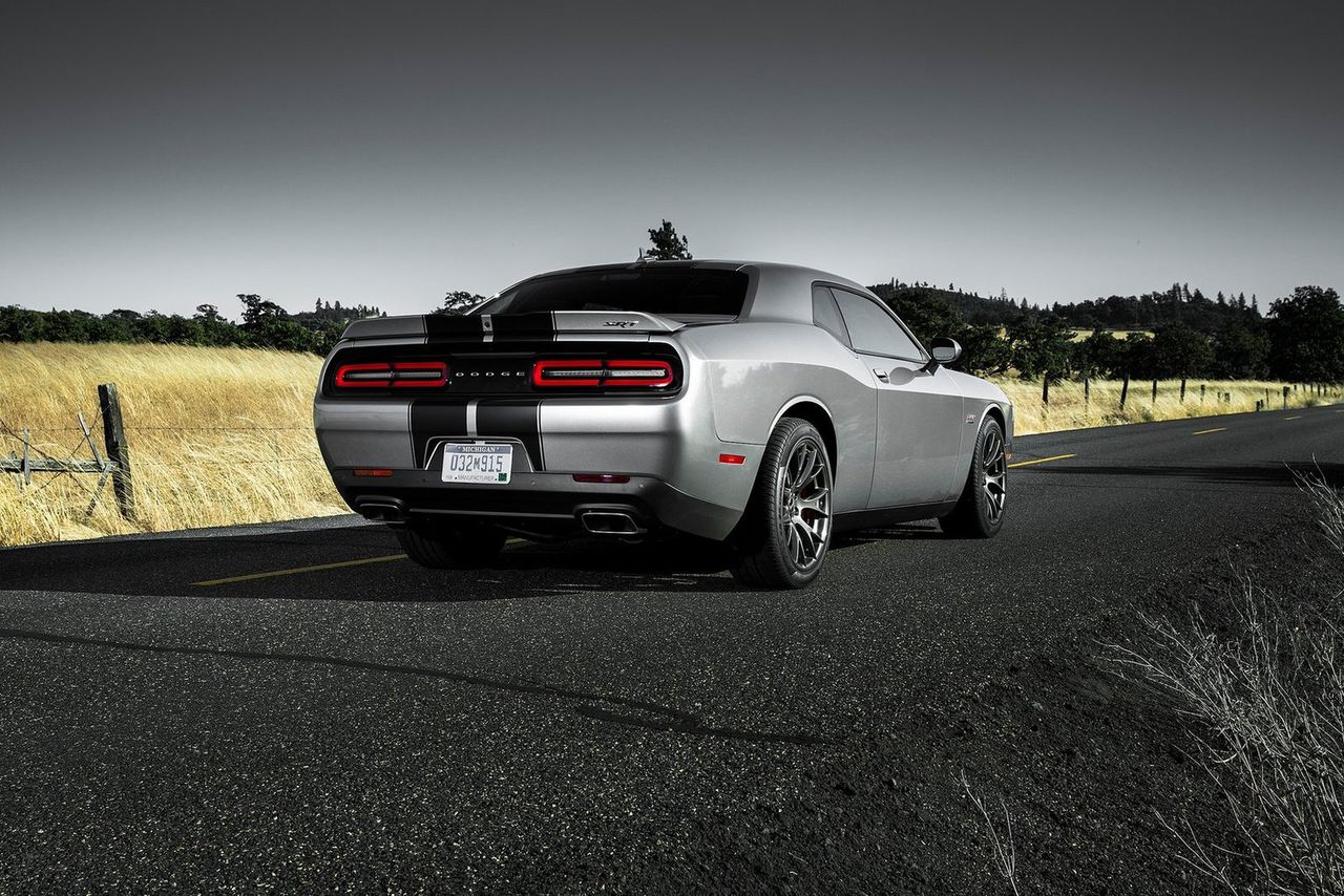 Dodge Challenger jest sporo tańszy od Porsche 911 Carrera, a pod maską może mieć nawet 707 KM!