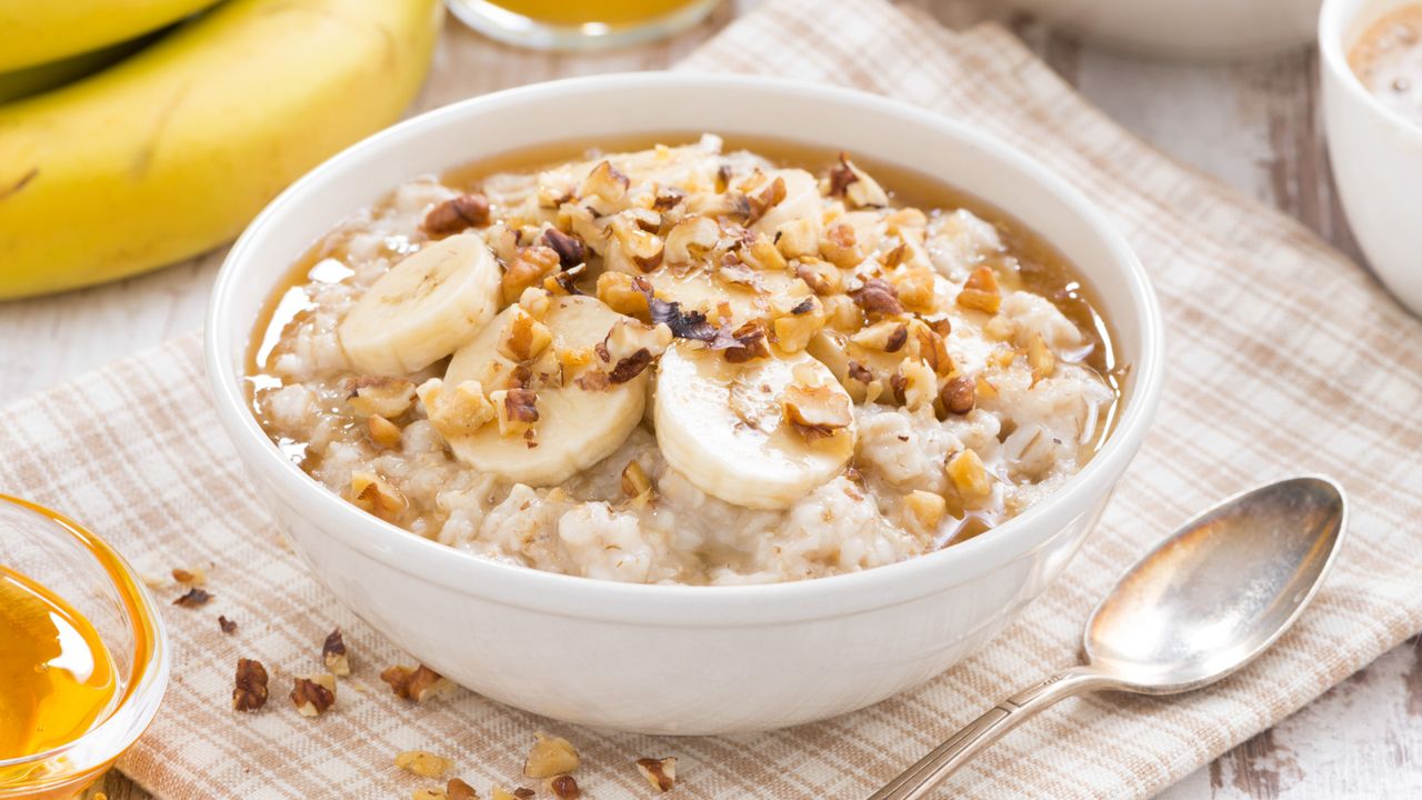 Przez miesiąc jadła na śniadanie owsiankę. Podzieliła się spostrzeżeniami (WIDEO)