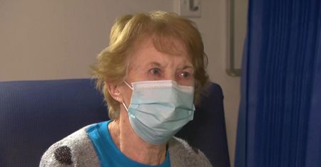 90-letnia Brytyjka zaszczepiona na koronawirusa. Pierwsza reakcja