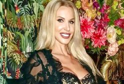 50-letnia Aneta Glam-Kurp pozuje w mikrobikini. Materiał z trudem zakrywa biust