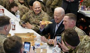 Joe Biden spotkał się z żołnierzami. Poczęstowali go pizzą