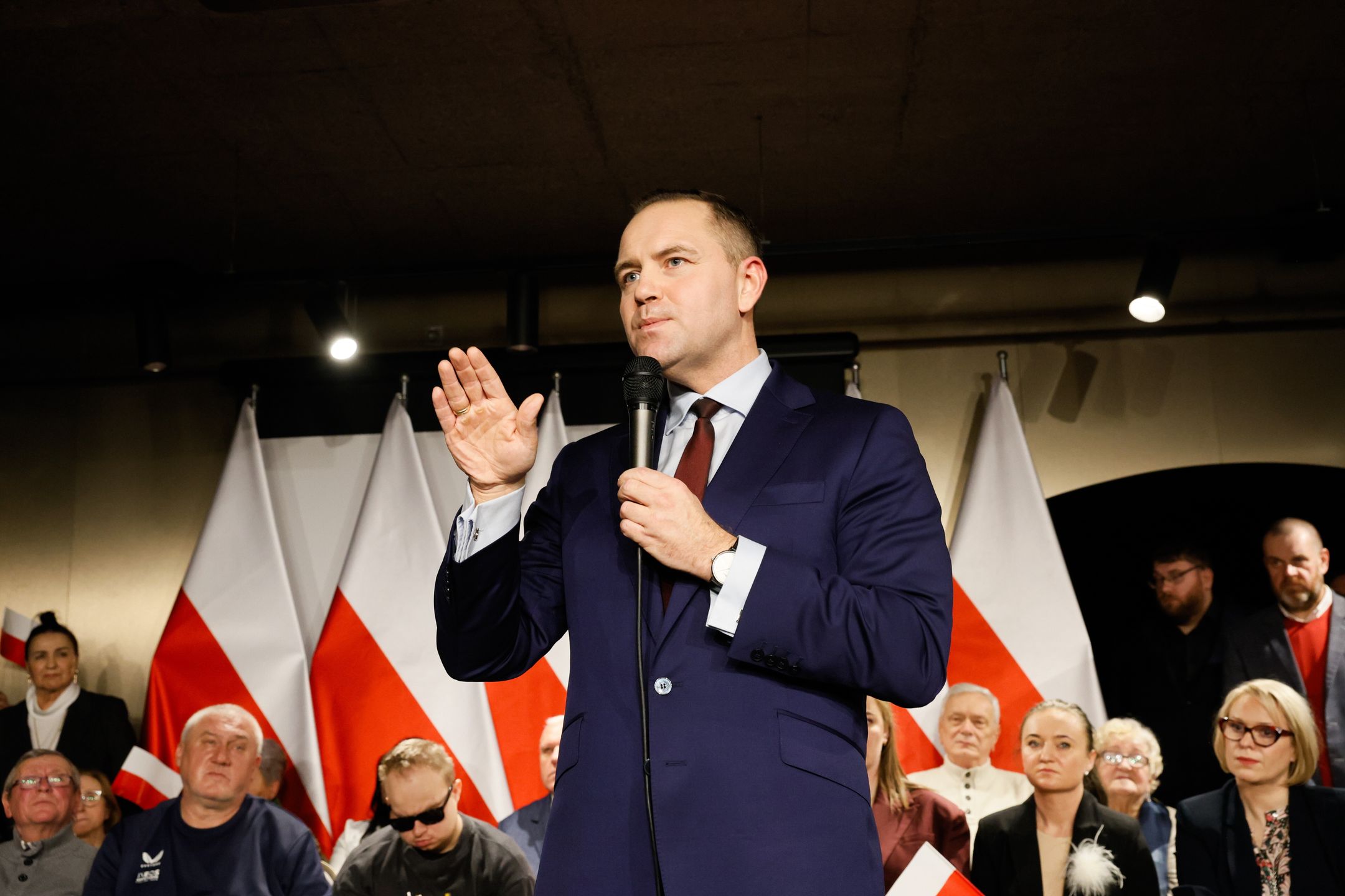 Kalisz, 15.01.2025. Kampania prezydencka 2025. Kandydat Komitetu Obywatelskiego w wyborach na prezydenta RP, popierany przez Prawo i Sprawiedliwość, prezes Instytutu Pamięci Narodowej Karol Nawrocki podczas spotkania z sympatykami, 15 bm. w Kaliszu. (ad) PAP/Tomasz Wojtasik