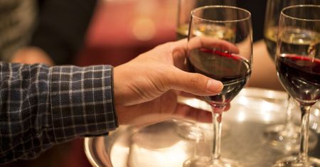 Przez 4 lata będą pić wino. W Hiszpanii rozstrzygną, czy alkohol szkodzi
