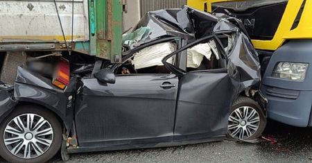 Seat wpadł w kleszcze. Trzy ciężarówki i osobówka zderzyły się na obwodnicy