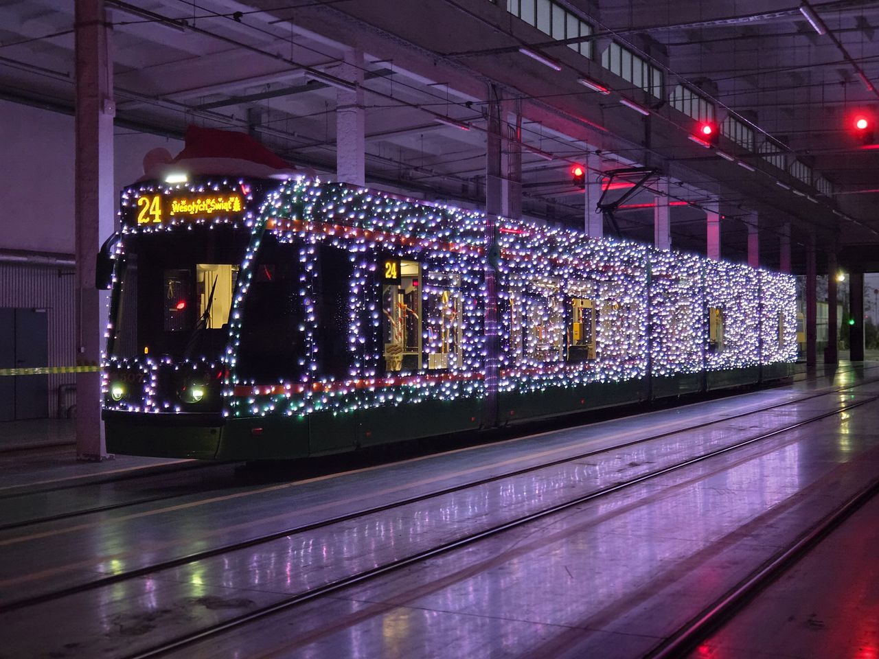 Poznań znów zaskakuje przed świętami. Świąteczny tramwaj rusza w trasę – i pachnie piernikami! Takiej atrakcji nie ma żadne inne miasto w Polsce